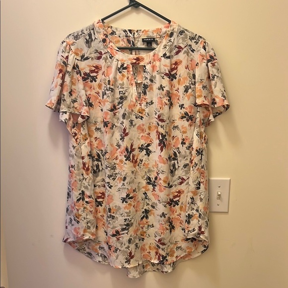 Vince Camuto Tops - Torrid floral peach and green top size 2